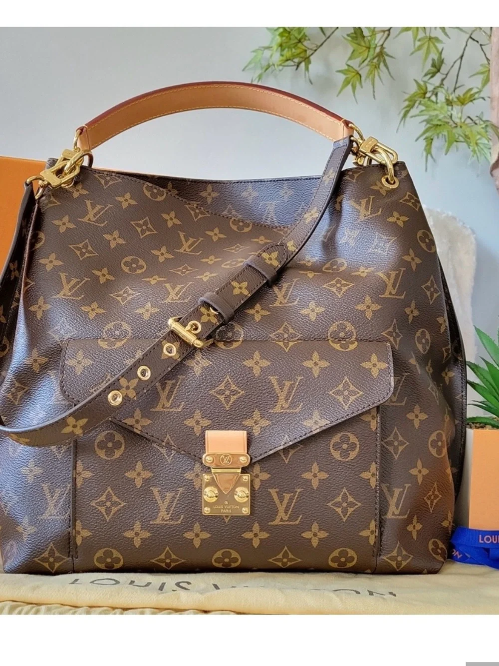 Authentic Louis Vuitton Brown Monogram Metis bag with Gold Hardware.